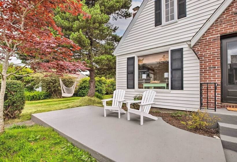 Seaside Cottage With Hot Tub: Walk To The Beaches!