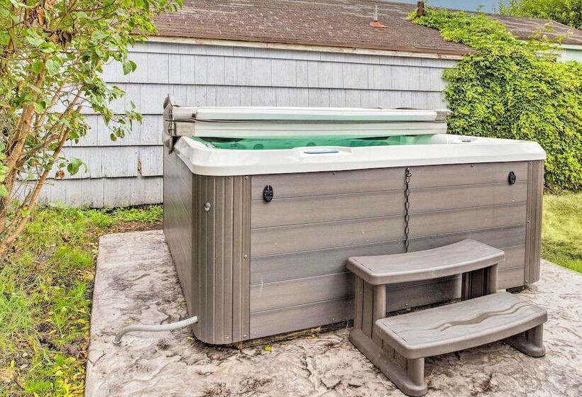 Seaside Cottage With Hot Tub: Walk To The Beaches!