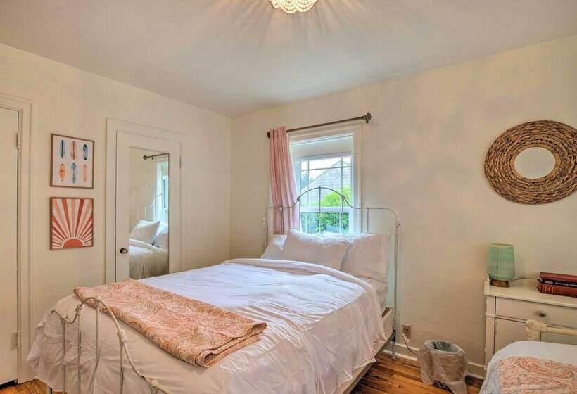 Seaside Cottage With Hot Tub: Walk To The Beaches!