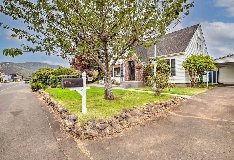 Seaside Cottage With Hot Tub: Walk To The Beaches!