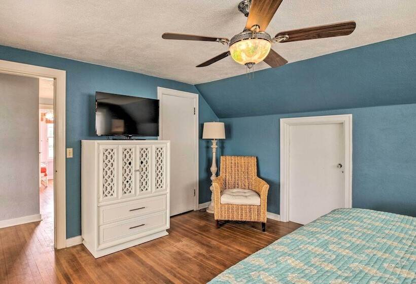 Seaside Cottage With Hot Tub: Walk To The Beaches!