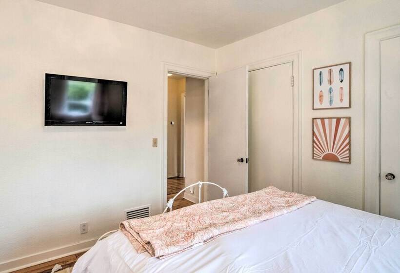 Seaside Cottage With Hot Tub: Walk To The Beaches!