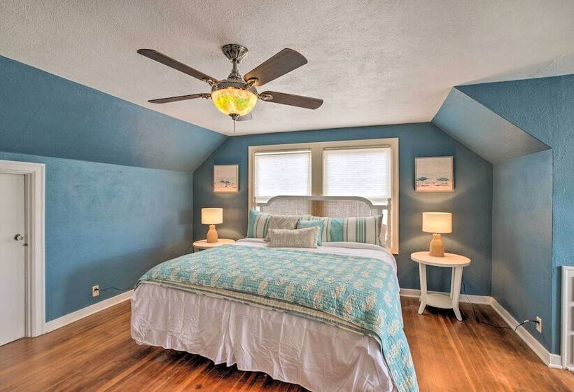 Seaside Cottage With Hot Tub: Walk To The Beaches!