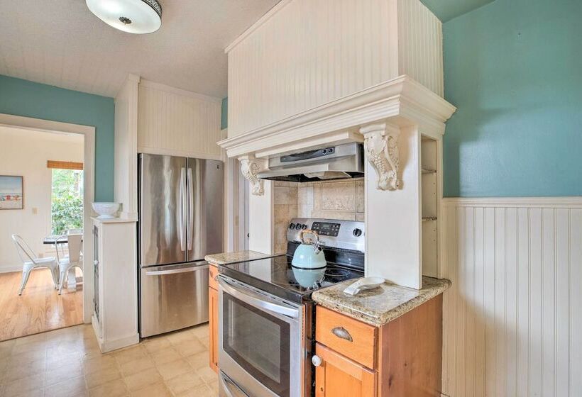 Seaside Cottage With Hot Tub: Walk To The Beaches!