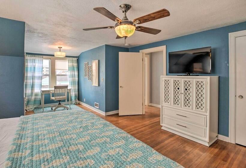 Seaside Cottage With Hot Tub: Walk To The Beaches!