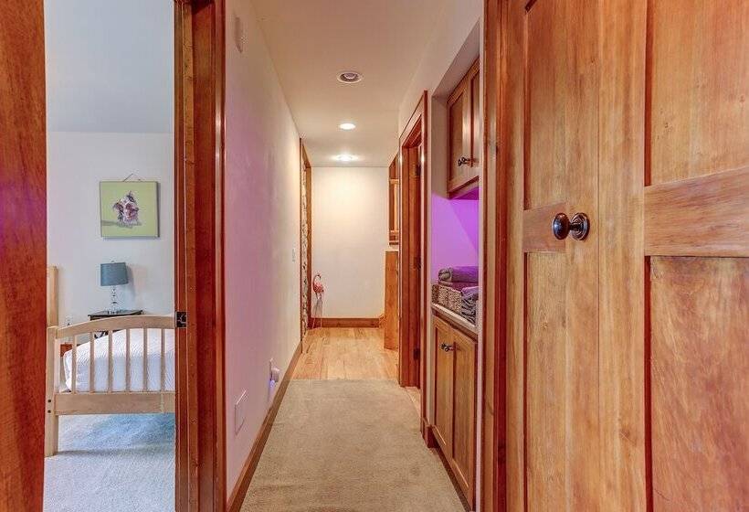 Peaceful Mountian Oasis: Firepit, Hot Tub, Sauna!