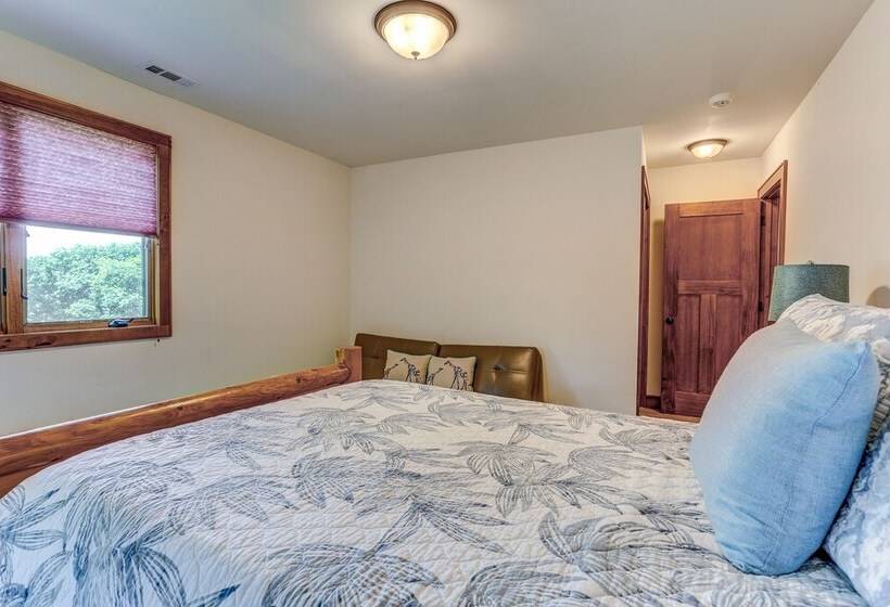 Peaceful Mountian Oasis: Firepit, Hot Tub, Sauna!