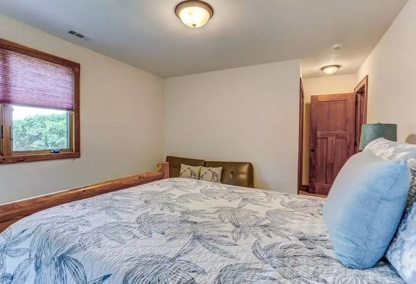 Peaceful Mountian Oasis: Firepit, Hot Tub, Sauna!