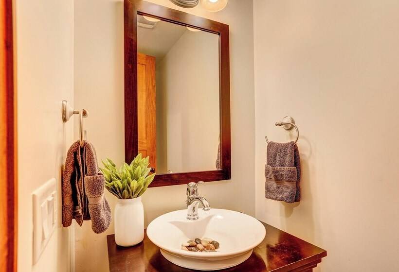 Peaceful Mountian Oasis: Firepit, Hot Tub, Sauna!