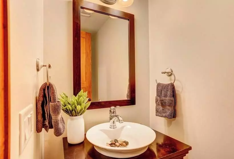 Peaceful Mountian Oasis: Firepit, Hot Tub, Sauna!