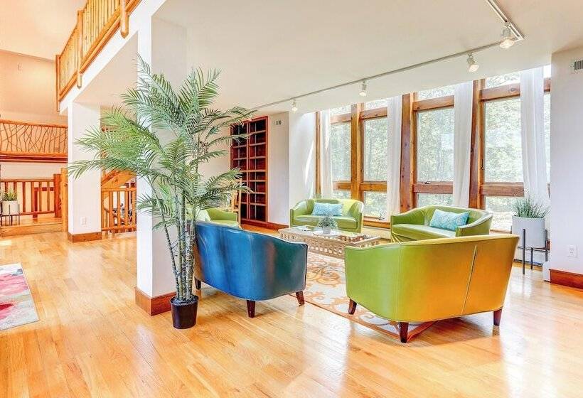 Peaceful Mountian Oasis: Firepit, Hot Tub, Sauna!