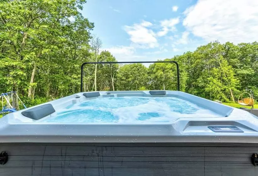 Peaceful Mountian Oasis: Firepit, Hot Tub, Sauna!