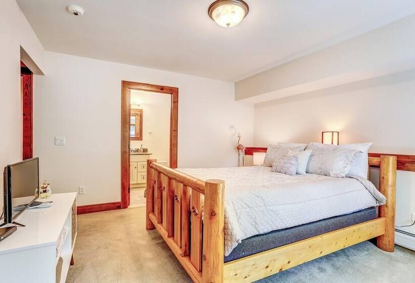 Peaceful Mountian Oasis: Firepit, Hot Tub, Sauna!