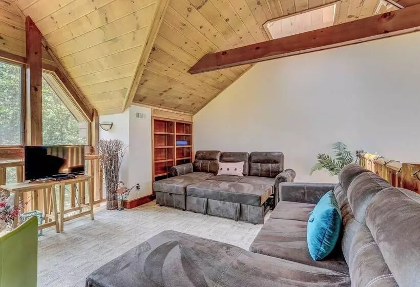 Peaceful Mountian Oasis: Firepit, Hot Tub, Sauna!