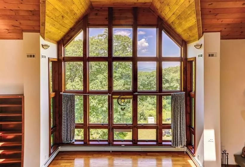 Peaceful Mountian Oasis: Firepit, Hot Tub, Sauna!