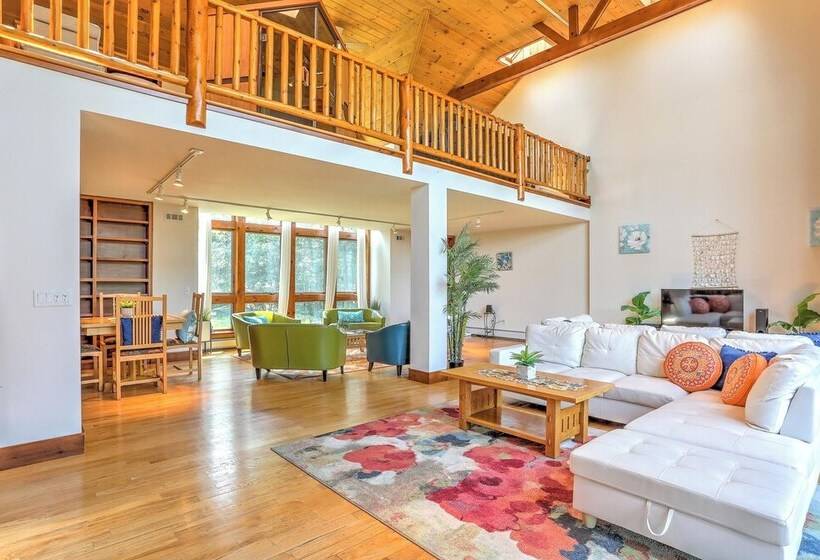 Peaceful Mountian Oasis: Firepit, Hot Tub, Sauna!