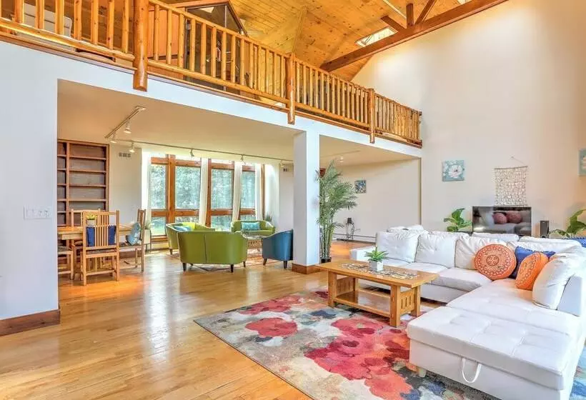 Peaceful Mountian Oasis: Firepit, Hot Tub, Sauna!