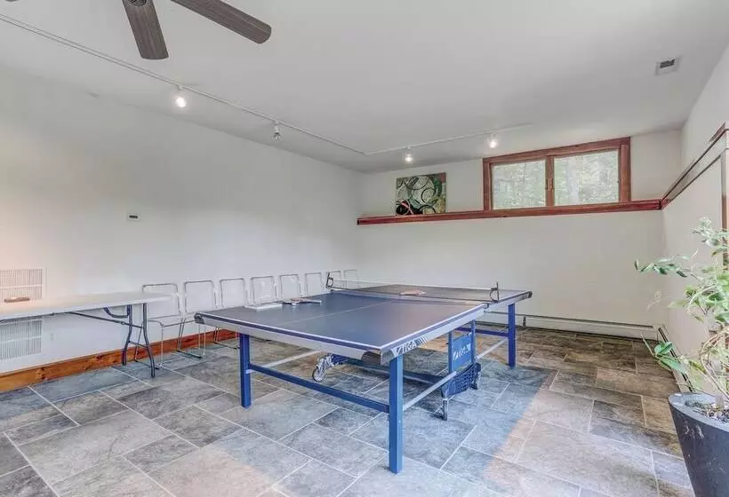 Peaceful Mountian Oasis: Firepit, Hot Tub, Sauna!