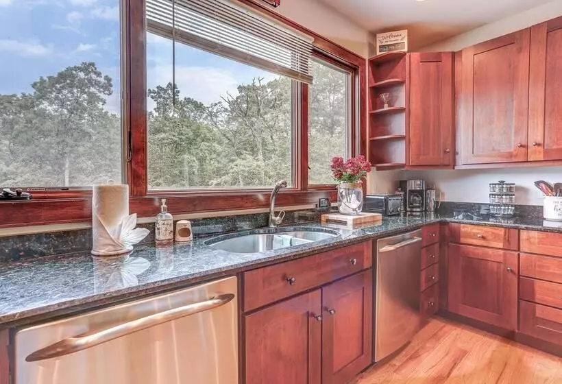 Peaceful Mountian Oasis: Firepit, Hot Tub, Sauna!