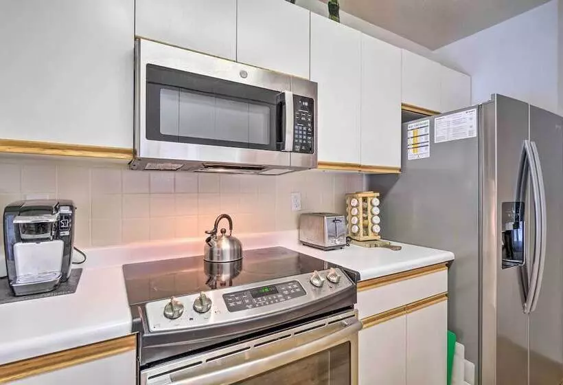 Spacious Frisco Retreat W/ Private Hot Tub!