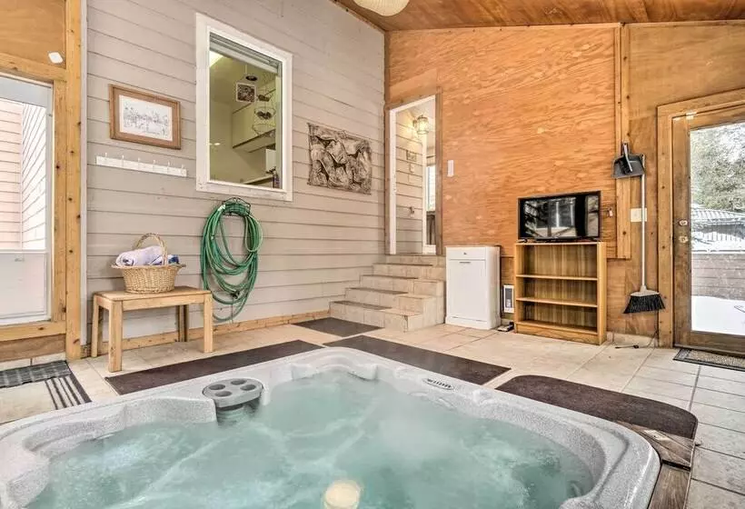 Spacious Frisco Retreat W/ Private Hot Tub!