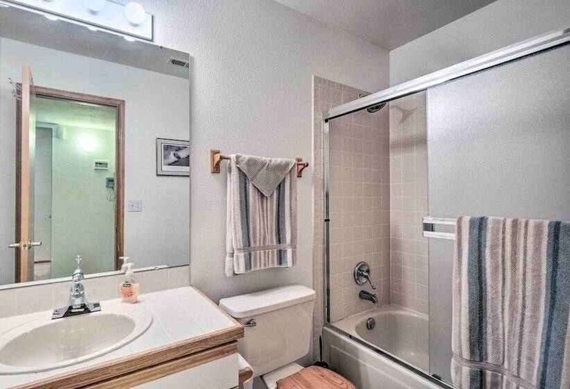 Spacious Frisco Retreat W/ Private Hot Tub!