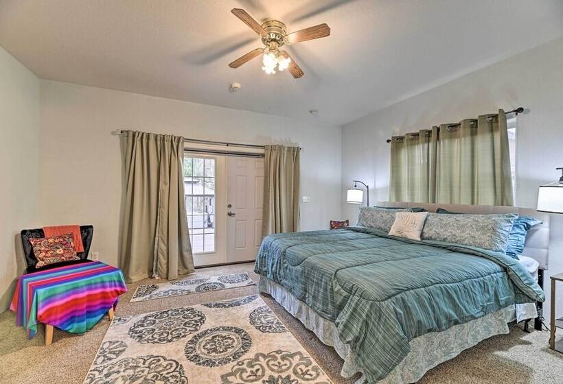 Spacious Grants Pass Home W/ Hot Tub & Views!