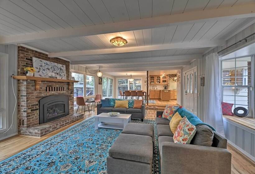 Spacious Grants Pass Home W/ Hot Tub & Views!