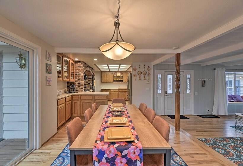 Spacious Grants Pass Home W/ Hot Tub & Views!