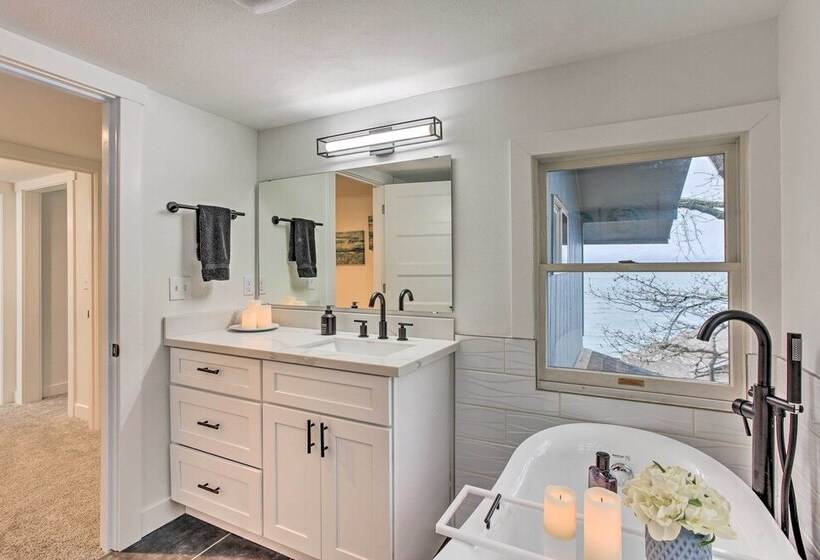 Tacoma Dash Point Beach Cabin W/ Balcony!