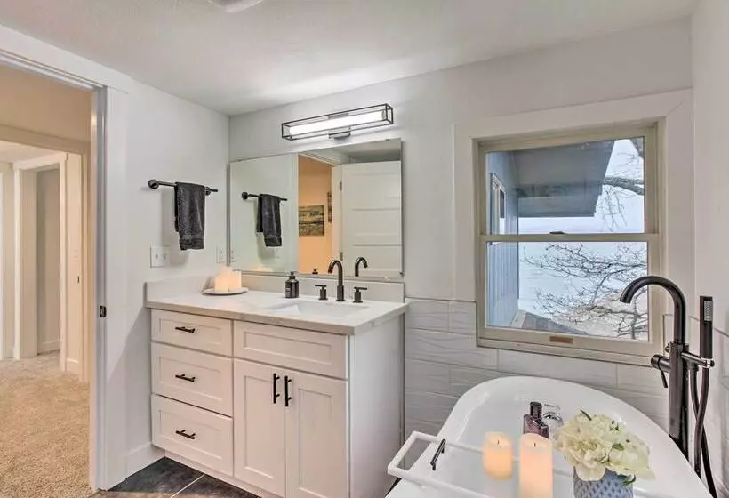 Tacoma  Dash Point Beach Cabin  W/ Balcony!