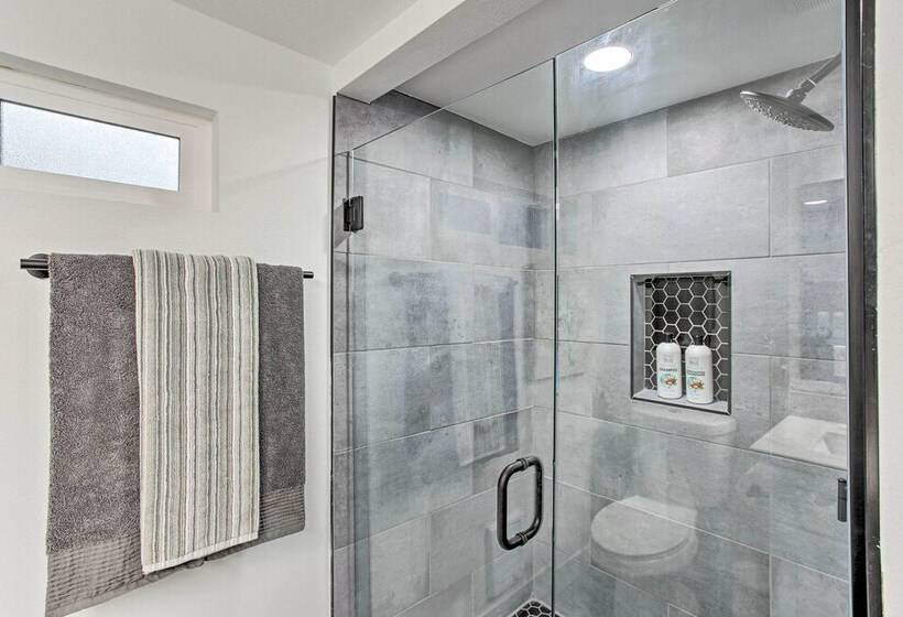 Tacoma Dash Point Beach Cabin W/ Balcony!