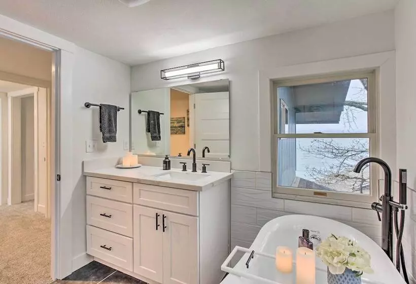 Tacoma  Dash Point Beach Cabin  W/ Balcony!