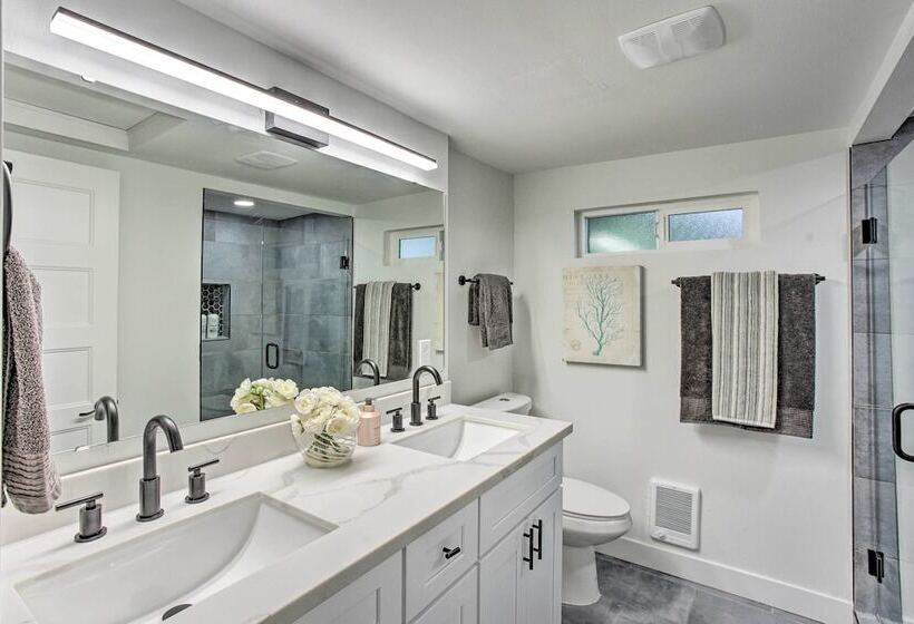 Tacoma Dash Point Beach Cabin W/ Balcony!