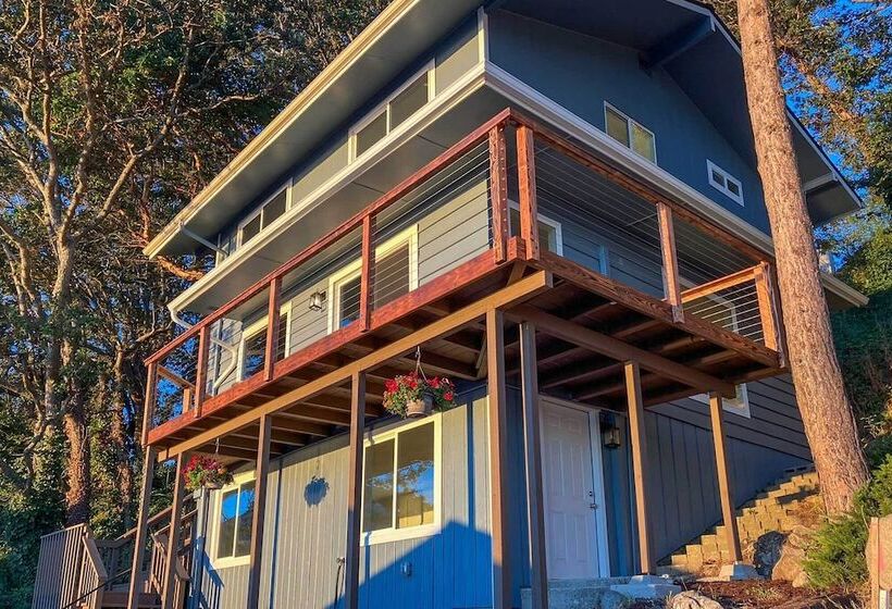 Tacoma Dash Point Beach Cabin W/ Balcony!