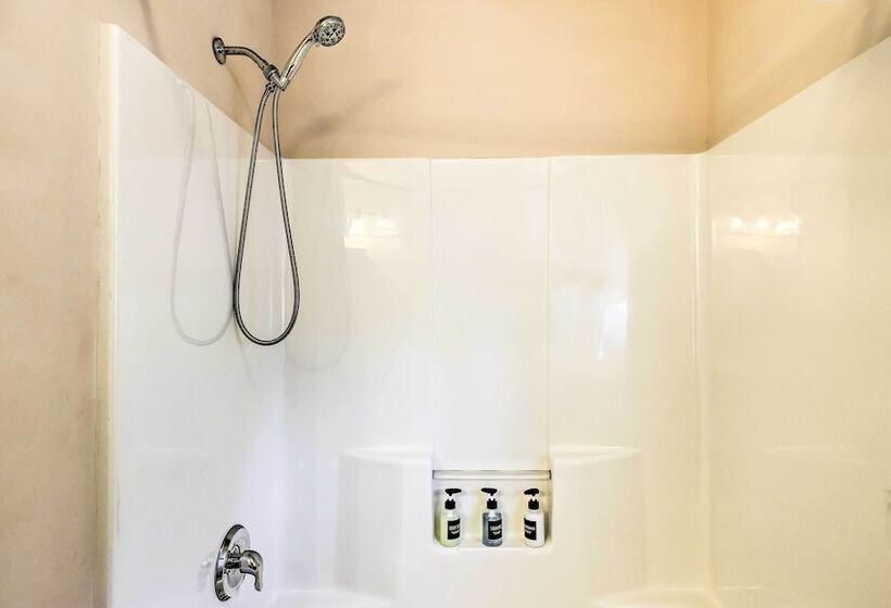 Tree Lined Pocono Lake Home W/ Hot Tub + Decks!