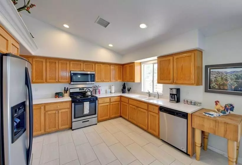 Updated Abode: 22 Mi To Joshua Tree National Park!