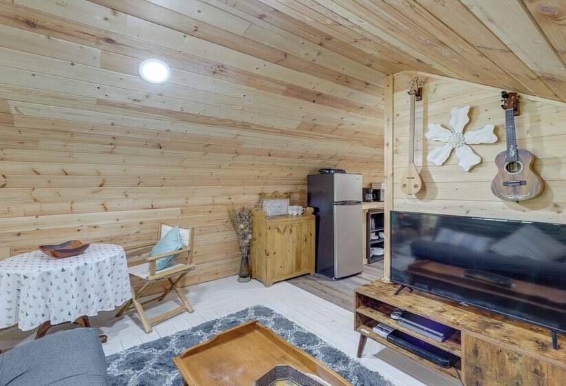 Unique Converted Trailer In Marshall: Pet Friendly