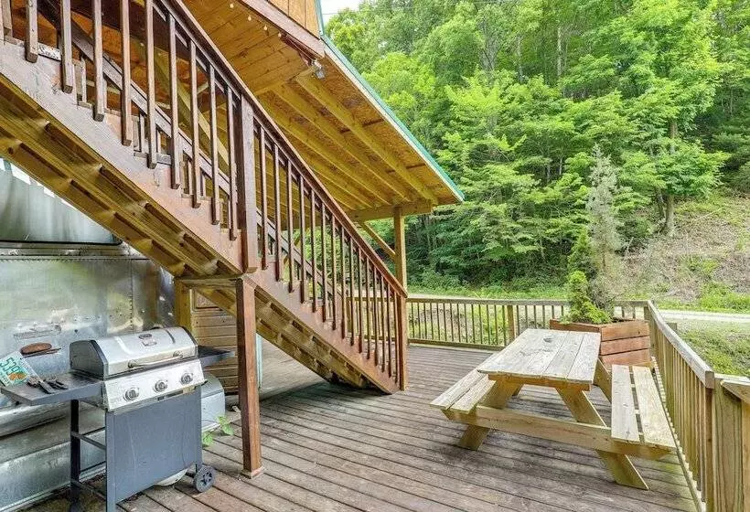 Unique Converted Trailer In Marshall: Pet Friendly