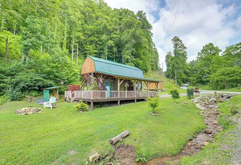 Unique Converted Trailer In Marshall: Pet Friendly