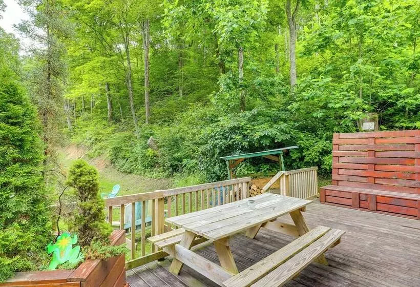 Unique Converted Trailer In Marshall: Pet Friendly