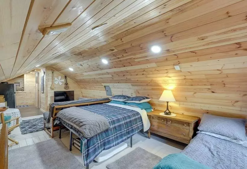 Unique Converted Trailer In Marshall: Pet Friendly