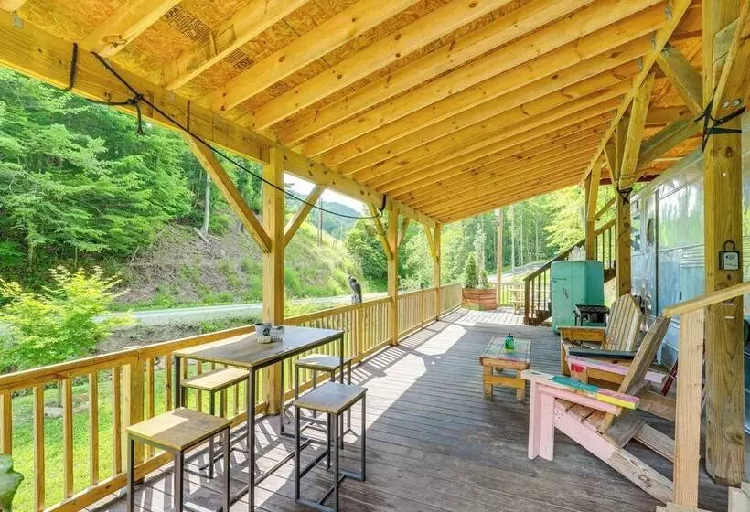 Unique Converted Trailer In Marshall: Pet Friendly