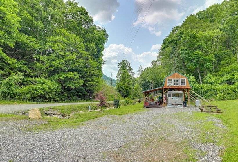 Unique Converted Trailer In Marshall: Pet Friendly