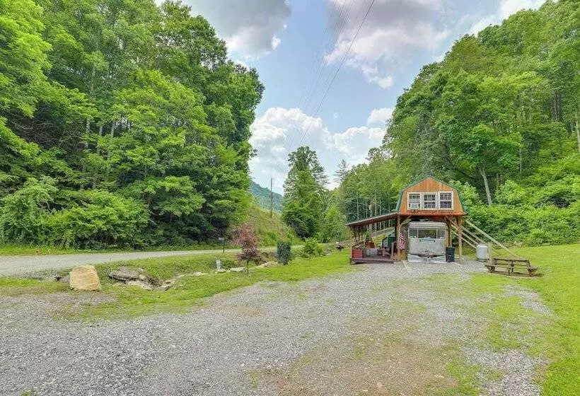 Unique Converted Trailer In Marshall: Pet Friendly