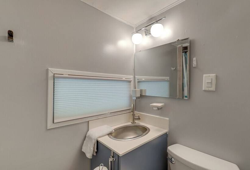 Unique Converted Trailer In Marshall: Pet Friendly