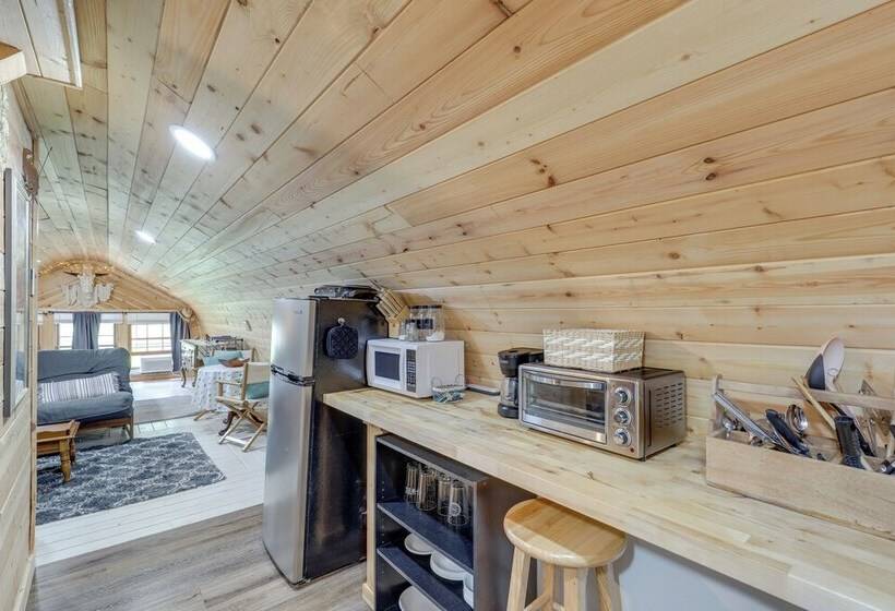 Unique Converted Trailer In Marshall: Pet Friendly