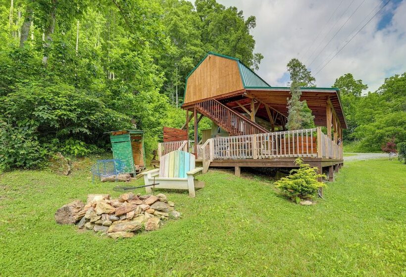 Unique Converted Trailer In Marshall: Pet Friendly