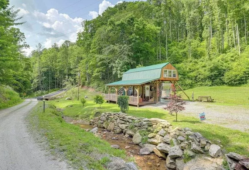 Unique Converted Trailer In Marshall: Pet Friendly