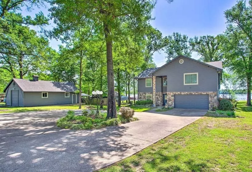 Waterfront Yantis Retreat W/ Deck & Zipline!